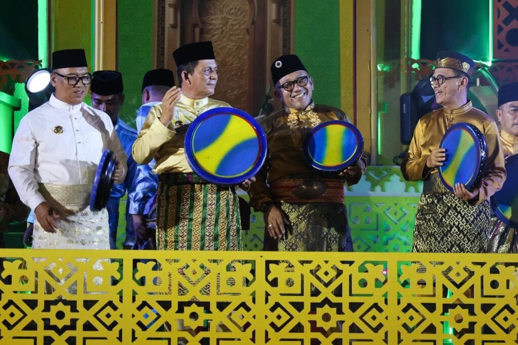 Gubernur Kepri Ansar Ahmad, Wagub Kepri sekaligus Ketua LPTQ Nyanyang Haris Pratamura, serta Wali Kota dan Wakil Wali Kota Tanjungpinang menabuh kompang tanda dibukanya MTQ XII Tingkat Provinsi Kepri, Sabtu (4/7) malam.