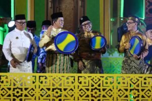 Gubernur Kepri Ansar Ahmad, Wagub Kepri sekaligus Ketua LPTQ Nyanyang Haris Pratamura, serta Wali Kota dan Wakil Wali Kota Tanjungpinang menabuh kompang tanda dibukanya MTQ XII Tingkat Provinsi Kepri, Sabtu (4/7) malam.