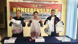 Polsek Gunung Kijang saat konferensi pers menggagalkan aksi pencurian kabel instalasi listrik di Kopdes Merah Putih, Desa Teluk Bakau, Kecamatan Gunung Kijang, Kabupaten Bintan, Selasa (7/7)