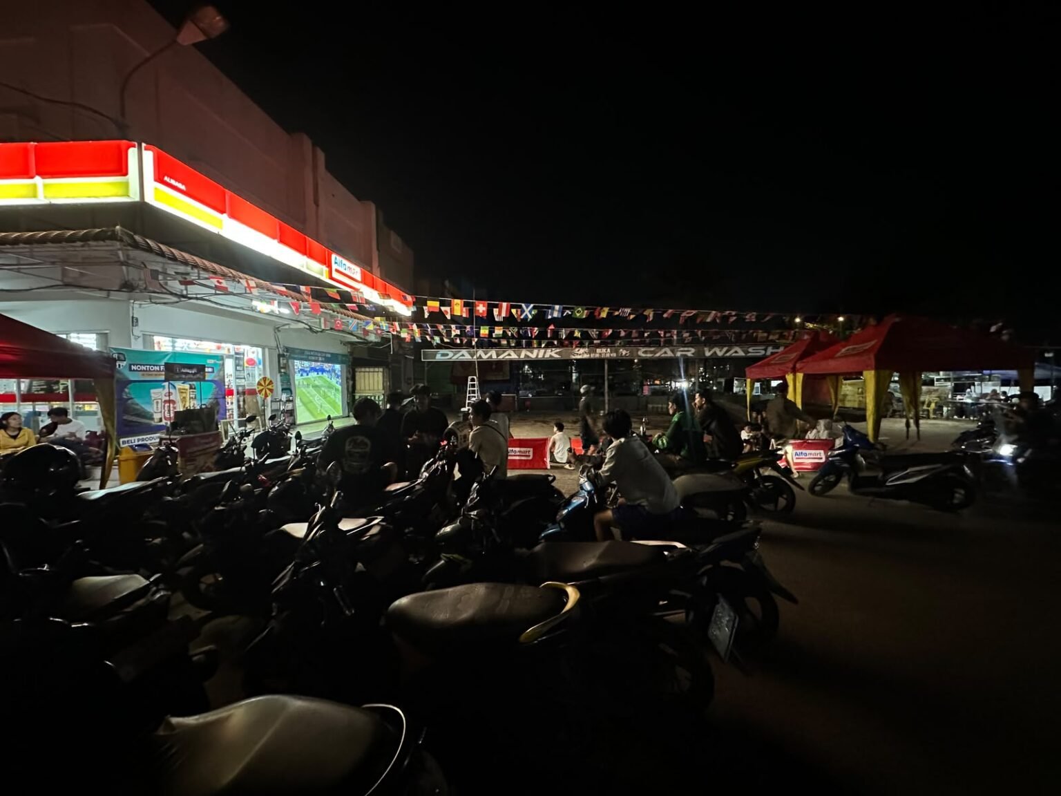 Ratusan Warga Padati Nobar Piala Dunia di Alfamart Batam, Dini Hari Tetap Meriah