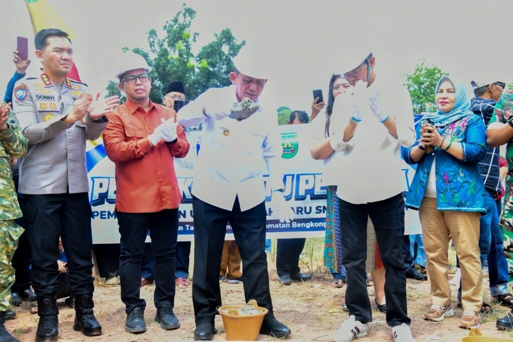 Gubernur Kepri Ansar Ahmad lakukan peletakan batu pertama tanda dimulainya pembangunan 2 SMK Baru di Kota Batam
