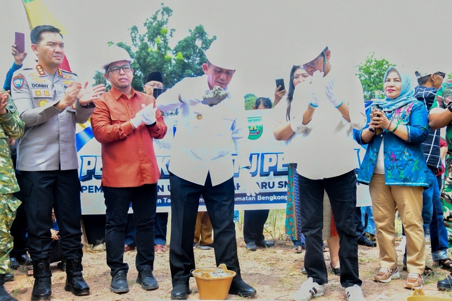 Pemprov Kepri Bangun Dua SMK Baru di Batam Gubernur Kepri Ansar Ahmad lakukan peletakan batu pertama tanda dimulainya pembangunan 2 SMK Baru di Kota Batam
