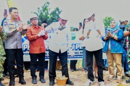 Gubernur Kepri Ansar Ahmad lakukan peletakan batu pertama tanda dimulainya pembangunan 2 SMK Baru di Kota Batam