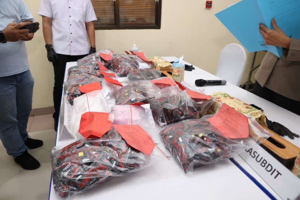 Polda Kepri Gagalkan Peredaran 4 Kg Sabu dan Ribuan Vape Etomidate, 17 Tersangka Diamankan