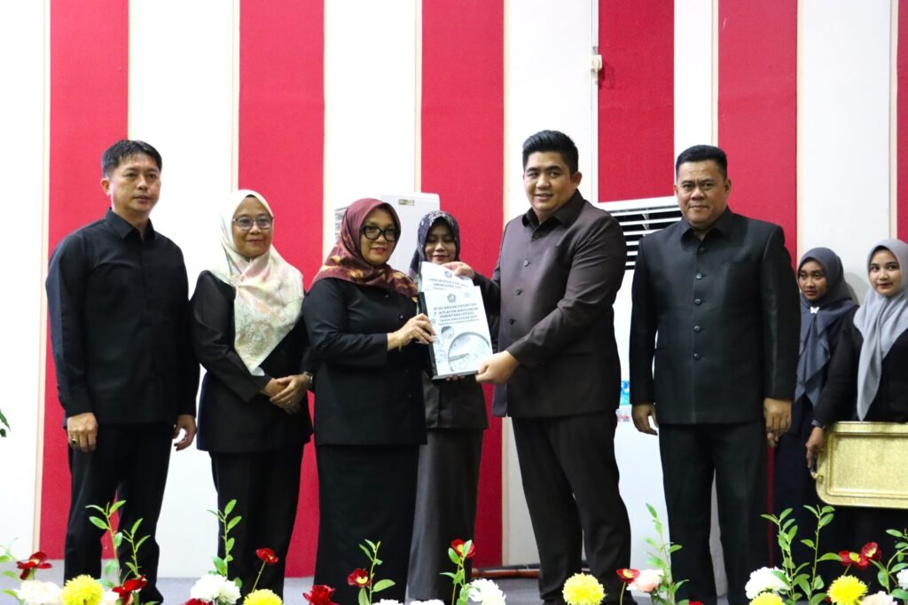 Bupati Bintan Roby Kurniawan menyerahkan KUA PPAS TA 2027 kepada Ketua DPRD Bintan Fiven Sumanti dalam paripurna