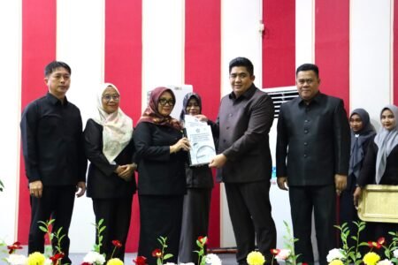 Bupati Bintan Roby Kurniawan menyerahkan KUA PPAS TA 2027 kepada Ketua DPRD Bintan Fiven Sumanti dalam paripurna