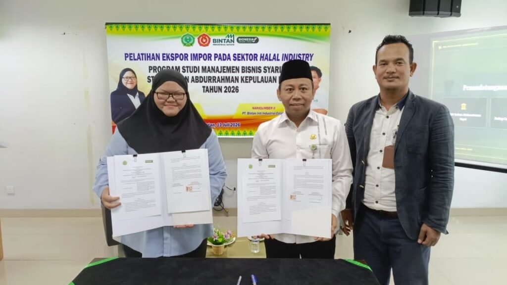 STAIN Sultan Abdurrahman Kepri memperkuat sinergi dengan dunia industri melalui penandatanganan MoU bersama PERUM BULOG Cabang Tanjungpinang dan PT Bionesia Organic Foods.