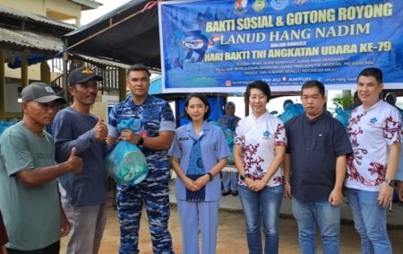 Lanud Hang Nadim Salurkan 100 Paket Sembako untuk Warga di Pantai Camar