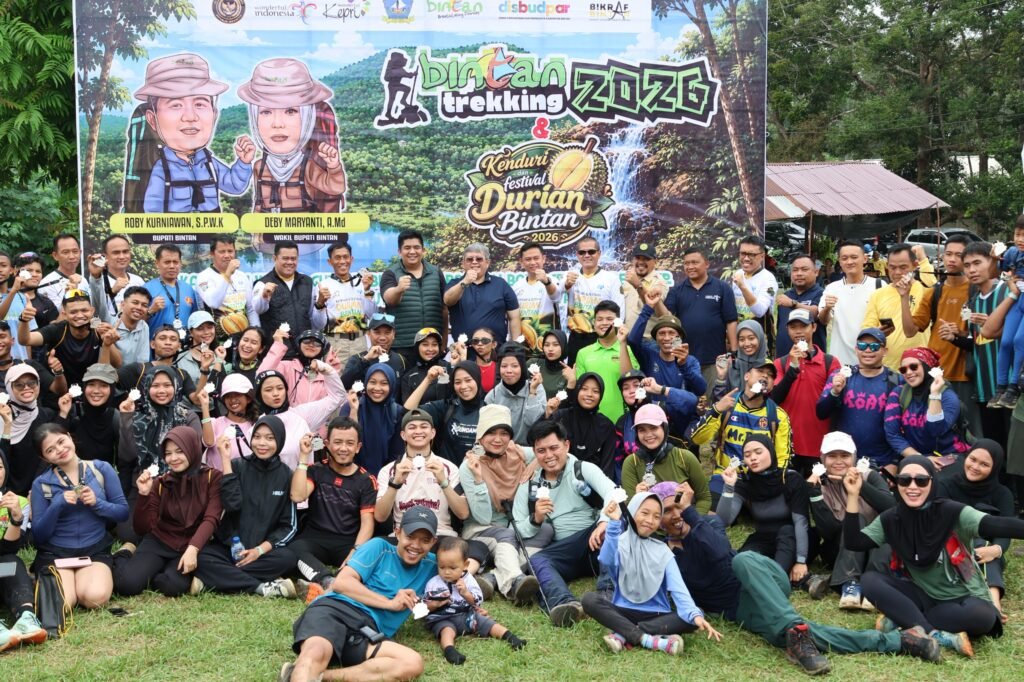 Bupati Bintan Roby Kurniawan bersama peserta trekking