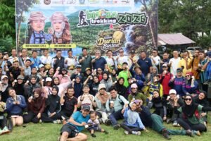Bupati Bintan Roby Kurniawan bersama peserta trekking