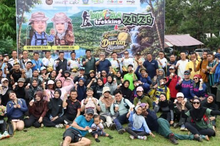 Bupati Bintan Roby Kurniawan bersama peserta trekking