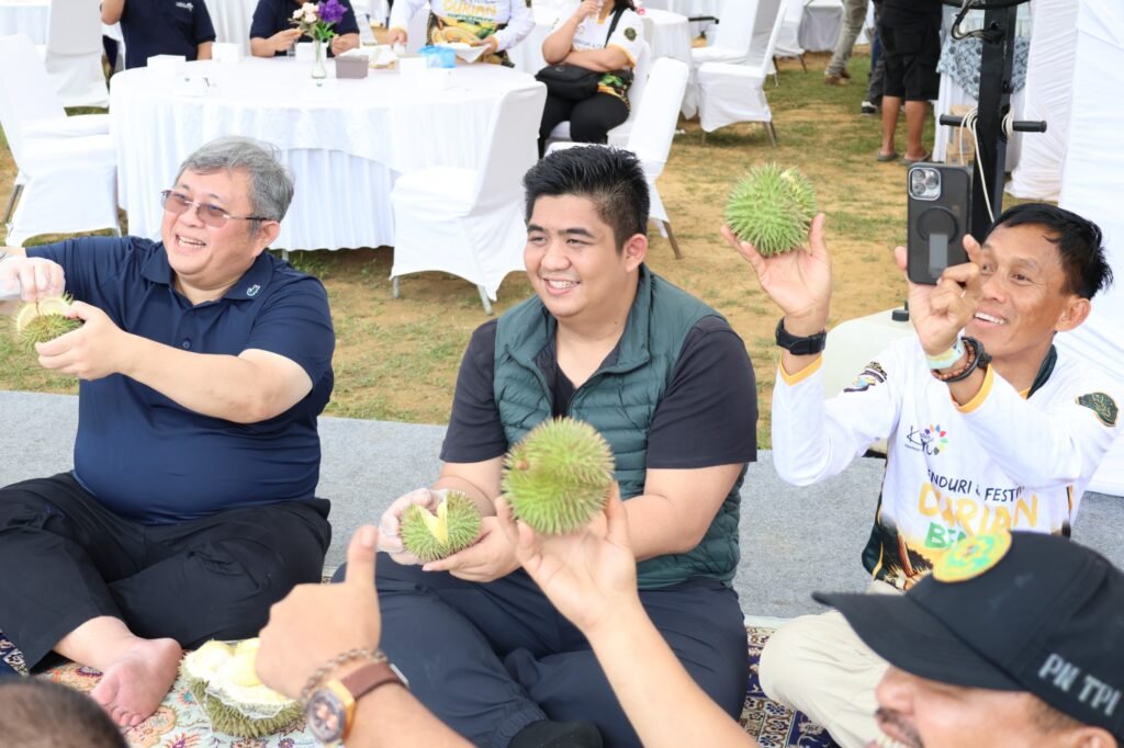 Bupati Bintan Roby Kurniawan bersama undangan saat menikmati durian Bintan
