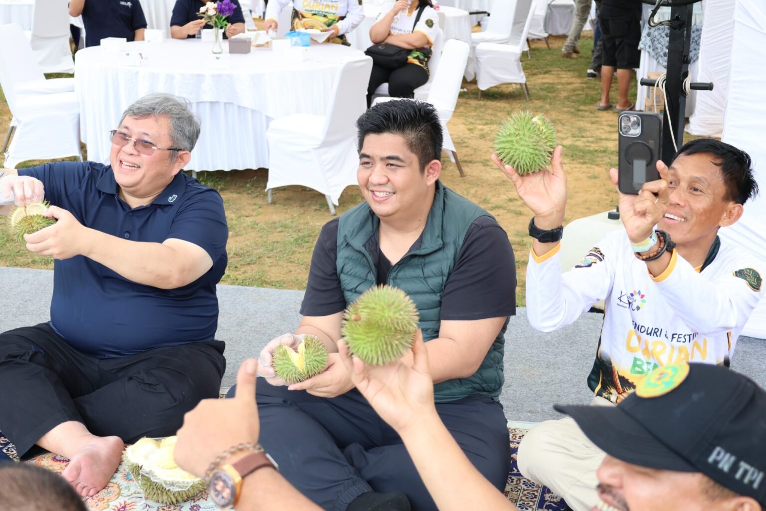 Bupati Bintan Roby Kurniawan bersama undangan saat menikmati durian Bintan