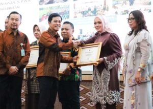 Wabup Bintan Deby Maryanti menerima sertifikat eliminasi malaria dari Kementerian Kesehatan RI pada Puncak Peringatan Hari Malaria Sedunia
