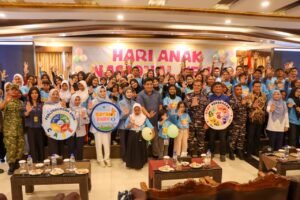 Bupati Bintan Roby Kurniawan bersama anak-anak dan undangan pada peringatan Hari Anak Nasional