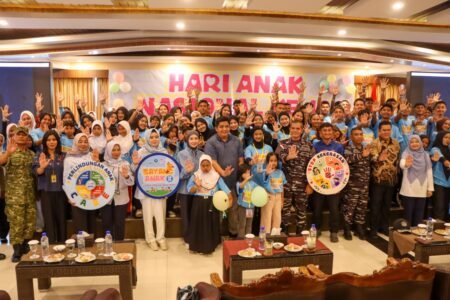 Bupati Bintan Roby Kurniawan bersama anak-anak dan undangan pada peringatan Hari Anak Nasional