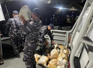 Tim Gabungan KRI Beladau 643 dan Satgassus Timah Pusintalmengamankan pasir timah yang diduga Ilegal di Perairan Pekajang Besar, Kabupaten Lingga///