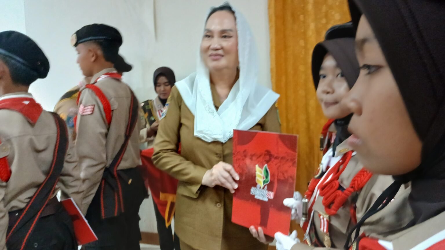 Pemkab Natuna Serakan Sertifikat Jambore Nasional Pramuka, Bupati Cen: Kami Berkomitmen Tinggi Dukung Kegiatan Pramuka