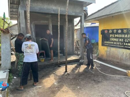 Satgas TMMD Ke-129 Kodim Kodim 0315/Tanjungpinang Bangun Fasilitas MCK untuk Warga di Desa Busung Bintan