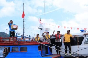Sambut HUT Ke-81 RI, Polres Kepulauan Anambas Bagikan Bendera Merah Putih dan Bansos ke Nelayan