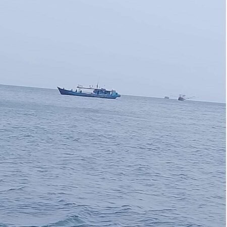 Salah satu kapal dari Pemangkat diduga melakukan aktivitas ilegal fishing di perairan pulau Mentebung dan Pejantan kemarin