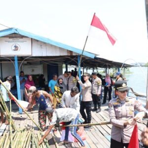 Kolaborasi Bersama Insan Pers, Bidhumas Polda Kepri Bagikan Ratusan Bendera Merah Putih dan Bansos ke Masyarakat jelang HUT RI Ke-81