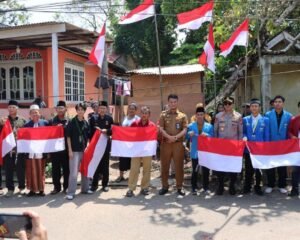 Pejabat Utama (PJU) Polresta Tanjungpinang, tokoh agama, Ketua Lembaga Adat Melayu (LAM) Kota Tanjungpinang, serta mahasiswa yang tergabung dalam Kelompok Cipayung melaksanakan kegiatan pembagian Bendera Merah Putih kepada masyarakat, Selasa (4/8/2026).