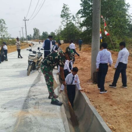 Tanamkan Semangat Kebersamaan, Satgas TMMD Ke-129 Rangkul Pelajar SMPIT Goro Bersama