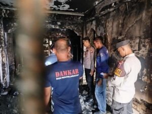 Petugas Damkar dibantu sejumlah personil Polsek Tanjungpinag Timur mengamankan lokasi peristiwa kebakaran rumah di kawasan Mahkota Alam Permai, Selasa (11/08/2026) pagi