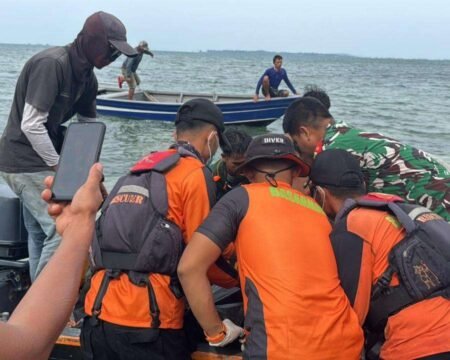 Tim SAR gabungan saat melakukan evakuasi jasad Sutiyo (49) seorang warga hilang saat menyuluh atau menangkap ikan di perairan Teluk Bakau, Kabupaten Bintan, Kepulauan Riau, Kamis (13/8/2026).