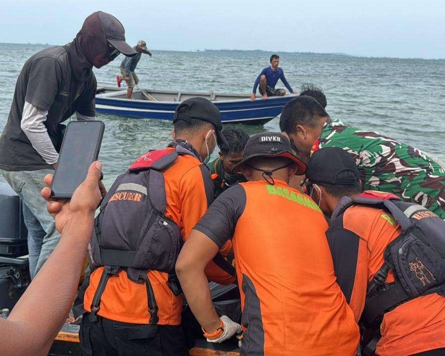 Sutiyo Ditemukan Meninggal Dunia, Usai Dilaporkan Hilang saat Menyuluh Ikan di Perairan Teluk Bakau Bintan Tim SAR gabungan saat melakukan evakuasi jasad Sutiyo (49) seorang warga hilang saat menyuluh atau menangkap ikan di perairan Teluk Bakau, Kabupaten Bintan, Kepulauan Riau, Kamis (13/8/2026).