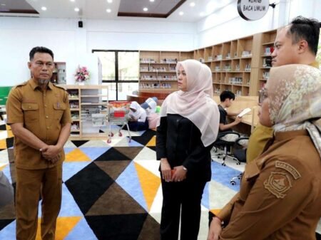 Wabup Bintan Deby Maryanti saat mengunjungi perpustakaan Bintan.