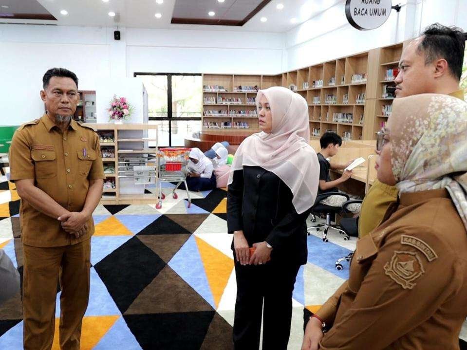 Perpustakaan Umum Bintan Tawarkan Fasilitas Modern dan Nyaman untuk Para Pengunjung Wabup Bintan Deby Maryanti saat mengunjungi perpustakaan Bintan.