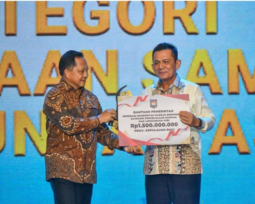 Kepri Terbaik II Pengelolaan Sampah dan Lingkungan Asri Regional Sumatera, Raih Apresiasi Rp1,5 Miliar Gubernur Kepri Ansar Ahmad menerima plakat penghargaan Terbaik II Pengelolaan Sampah dan Lingkungan Asri Regional Sumatera dari Mendagri Muhammad Tito Karnavian di Hotel Radisson Batam, Rabu (12/8)