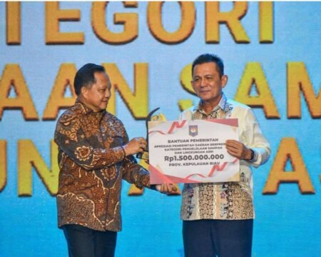 Gubernur Kepri Ansar Ahmad menerima plakat penghargaan Terbaik II Pengelolaan Sampah dan Lingkungan Asri Regional Sumatera dari Mendagri Muhammad Tito Karnavian di Hotel Radisson Batam, Rabu (12/8)