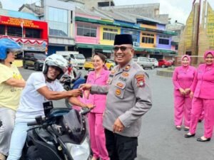 Jumat Berkah, Polsek Tanjungpinang Kota Bagikan 100 Kotak Makan Siang ke Masyarakat