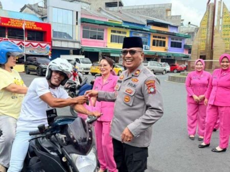 Jumat Berkah, Polsek Tanjungpinang Kota Bagikan 100 Kotak Makan Siang ke Masyarakat