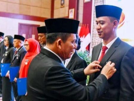 Gubernur Ansar Serahkan Satyalancana Karya Satya kepada 610 ASN Kepri Gubernur Kepri Ansar Ahmad menyerahkan Satyalancana Karya Satya kepada 610 ASN. Penghargaan diberikan atas pengabdian 10, 20 hingga 30 tahun. (foto-Diskominfo Kepri)