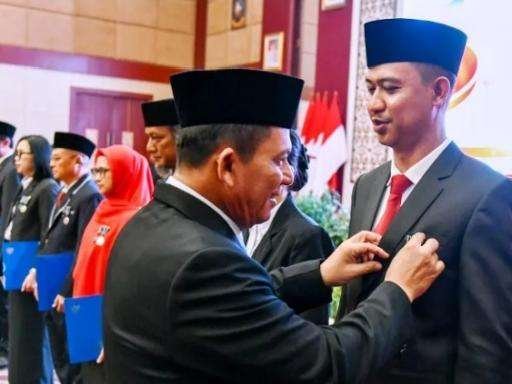 Gubernur Ansar Serahkan Satyalancana Karya Satya kepada 610 ASN Kepri Gubernur Kepri Ansar Ahmad menyerahkan Satyalancana Karya Satya kepada 610 ASN. Penghargaan diberikan atas pengabdian 10, 20 hingga 30 tahun. (foto-Diskominfo Kepri)
