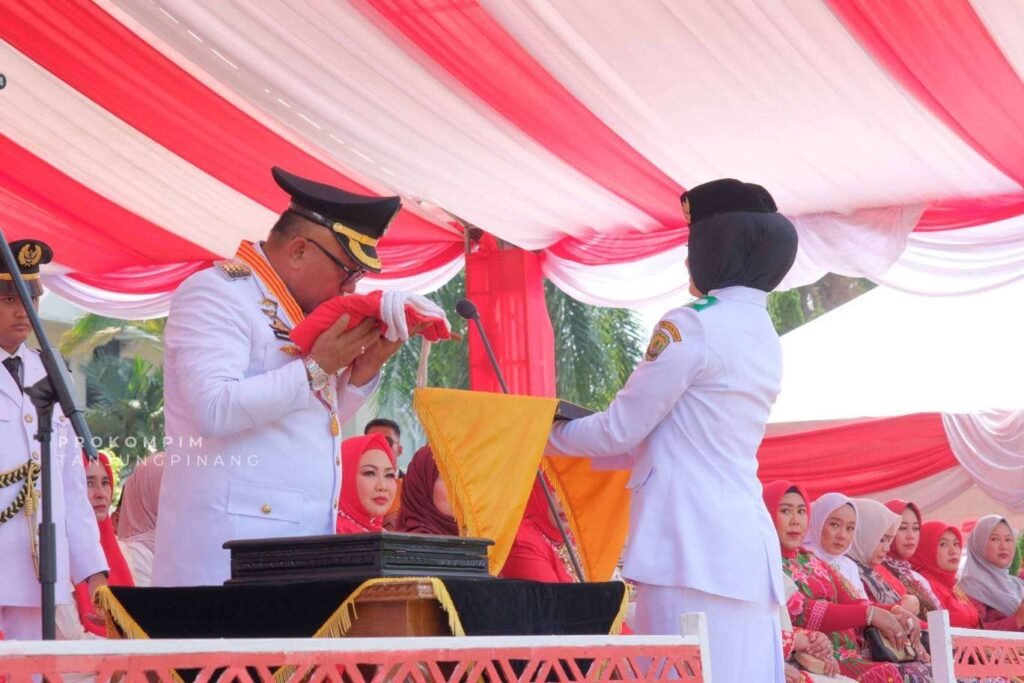 Upacara Detik-Detik Proklamasi Kemerdekaan RI, Lis Ajak Perkuat Semangat Kebersamaan Walikota Tanjungpinang Lis Darmansyah menyerahkan bendera merah putih untuk dikibarkan