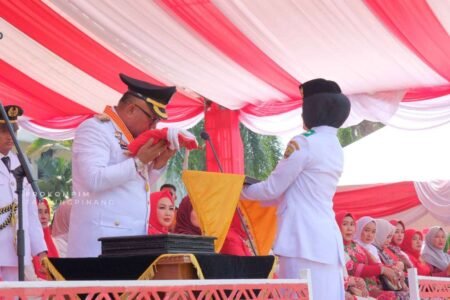 Walikota Tanjungpinang Lis Darmansyah menyerahkan bendera merah putih untuk dikibarkan