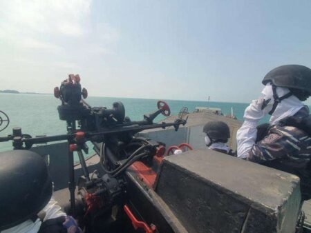 KRI Teluk Gilimanuk-631 Asah Kesiagaan Ancaman Udara di Selat Riau