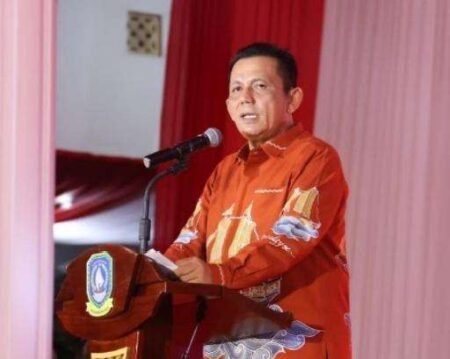 Gubernur Kepri Ansar Ahmad menyampaikan sambutan pada Malam Ramah Tamah dan Hiburan Peringatan HUT ke-81 RI di Gedung Daerah, Tanjungpinang, Senin (17/8/2026) malam. Gubernur Ansar mengajak seluruh warga Kepri untuk menjaga kerukunan. (foto: Diskominfo Kepri)
