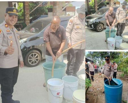 Polri untuk Masyarakat, Kapolsek Tanjungpinang Kota Iptu Freddy Simanjuntak Pimpin Pendistribusikan 5.000 Liter Air Bersih bagi Warga Terdampak Kemarau