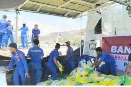 Polri Distribusikan Bantuan Logistik untuk Korban Gempa di Pulau Flores
