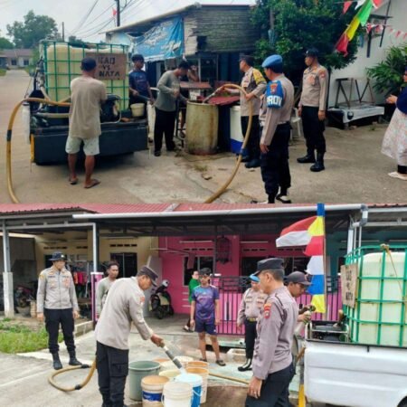 Kapolsek Tanjungpinang Timur AKP Ahmad Syahputra, S.H., M.H., bersama personel Polsek Tanjungpinang Timur, Bhabinkamtibmas Kelurahan Batu IX, serta Forum RT/RW setempat saat melakukan pendistribusian air bersih ke warga, Kamis (20/08/2026)
