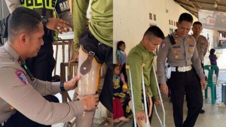 Kasatlantas Polres Bintan Salurkan Bantuan Kaki Palsu kepada Buruh Tani Korban Laka Lantas