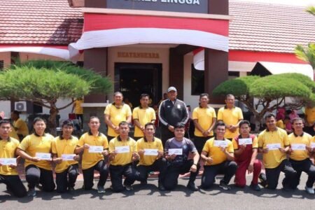 Kapolres Lingga, AKBP Dr Pahala Martua Nababan SH SIK MH berfoto bersama peserta lomba rakyat yang berhasil mendapatkan juara