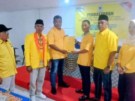 Anggita DPRD Kepri, Aziz Martindaz di dampingi Ketua Kosgoro 1957 Arman Arsyad menyerahkan berkas administrasi pendaftaran calon ketua kepada Ketua Panitia Penyelenggara Musda Ke-V Partai Golkar Kabupaten Lingga