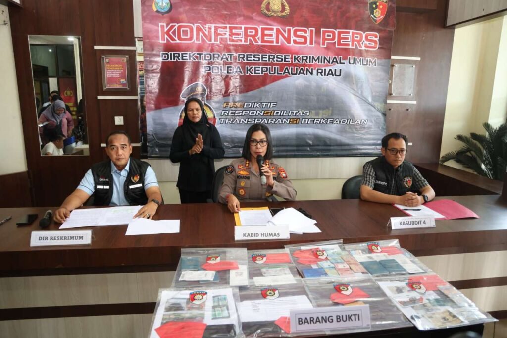 Dirreskrimum Polda Kepri Kombes. Pol. Ronni Bonic, didampingi Kabid Humas Polda Kepri Kombes Pol. Nona Pricillia Ohei, saat konferensi pers pengungkapan kasus TPPO, Kamis (27/08/2026)